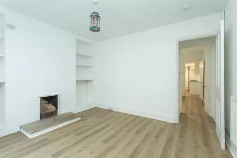 2 bedroom terraced house for sale - Pamja 5