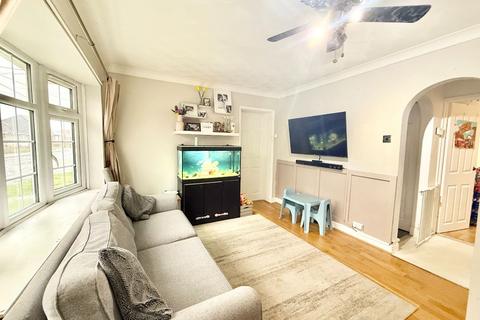 2 bedroom bungalow for sale, Waarden Road, Canvey Island