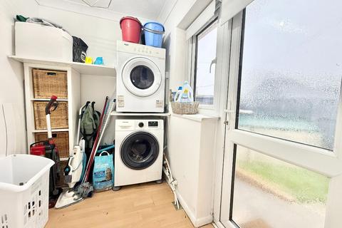 2 bedroom bungalow for sale, Waarden Road, Canvey Island