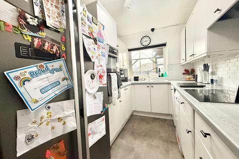 2 bedroom bungalow for sale, Waarden Road, Canvey Island