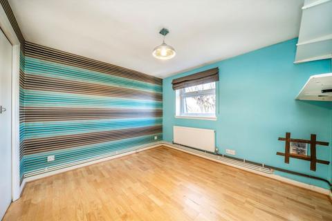 undefined, Gumley Gardens, Isleworth TW7