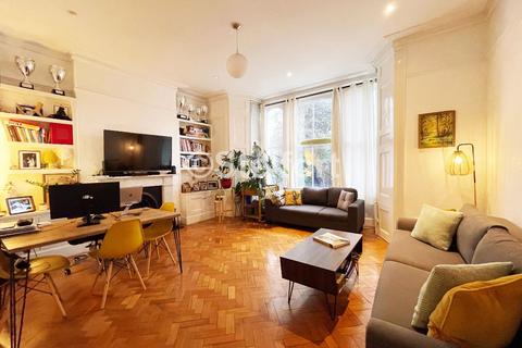 2 bedroom flat to rent, Queens Drive, London N4