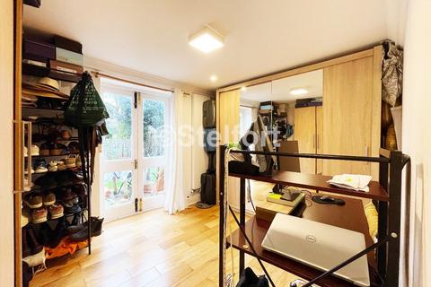 2 bedroom flat to rent, Queens Drive, London N4