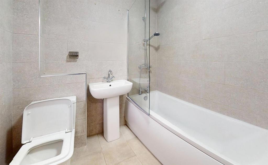 Wilfred Owen Close, 6, Bathroom.jpg
