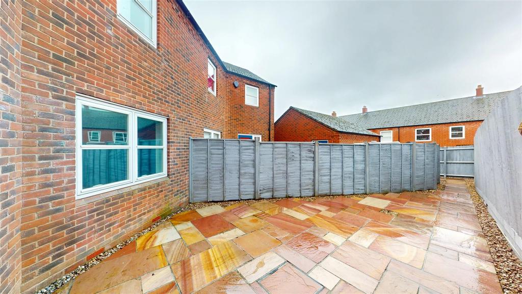Wilfred Owen Close, 6, Garden..jpg