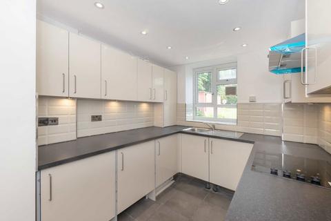 3 bedroom flat to rent, Aldrington Road, London SW16