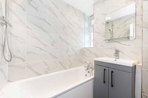 3 bedroom flat to rent, Aldrington Road, London SW16