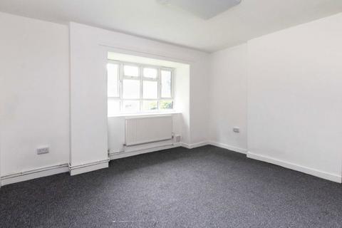 3 bedroom flat to rent, Aldrington Road, London SW16