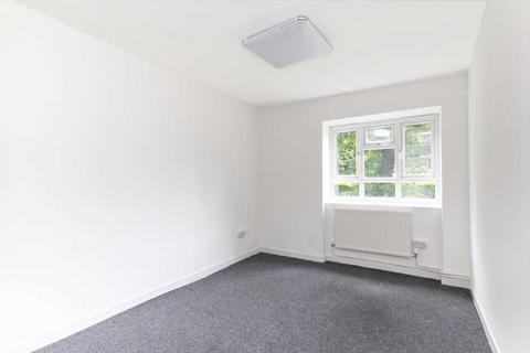3 bedroom flat to rent, Aldrington Road, London SW16