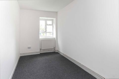 3 bedroom flat to rent, Aldrington Road, London SW16