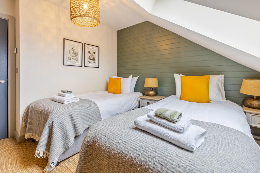 Twin bedroom