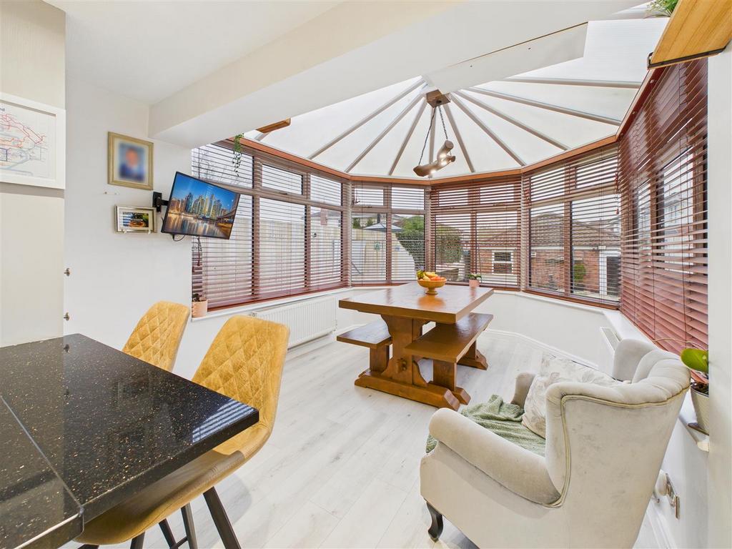 Conservatory/Dining Area