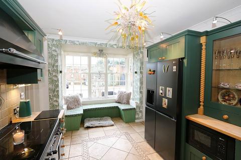 undefined, Englefield Road, Theale - Walk to the shops &  train station to London