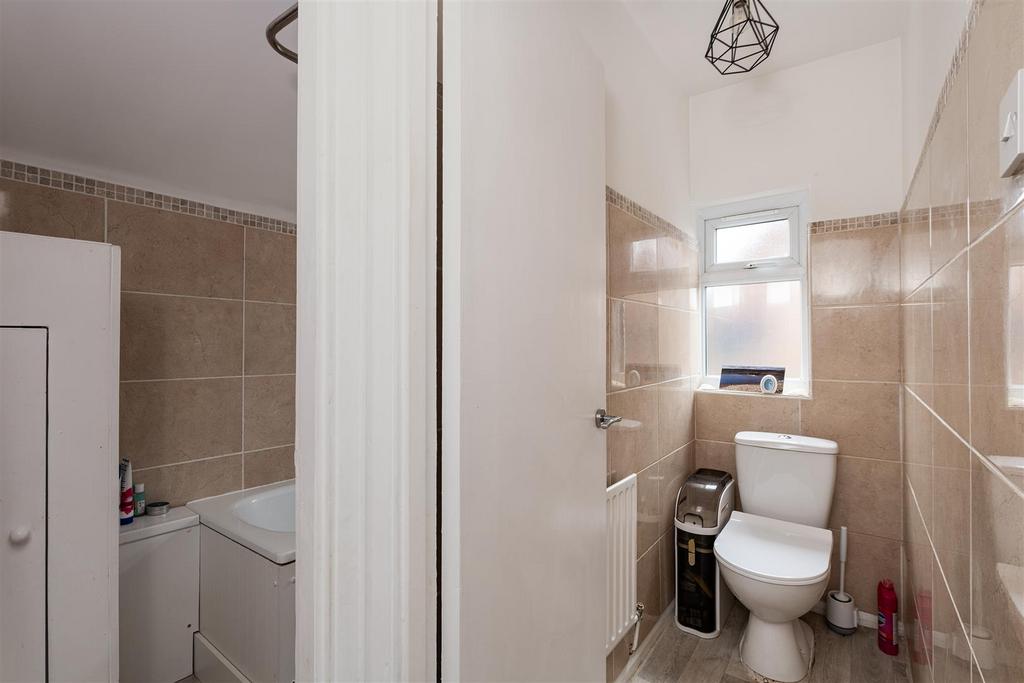 29 St Davids Crescent bathroom1.jpg