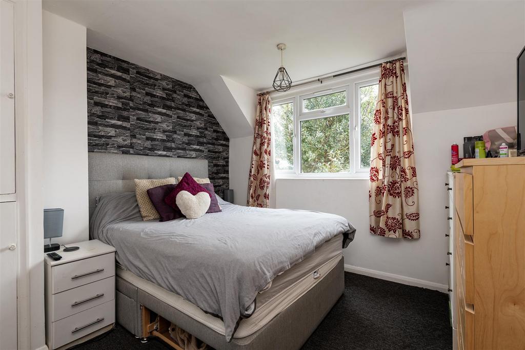 29 St Davids Crescent bedroom1.jpg