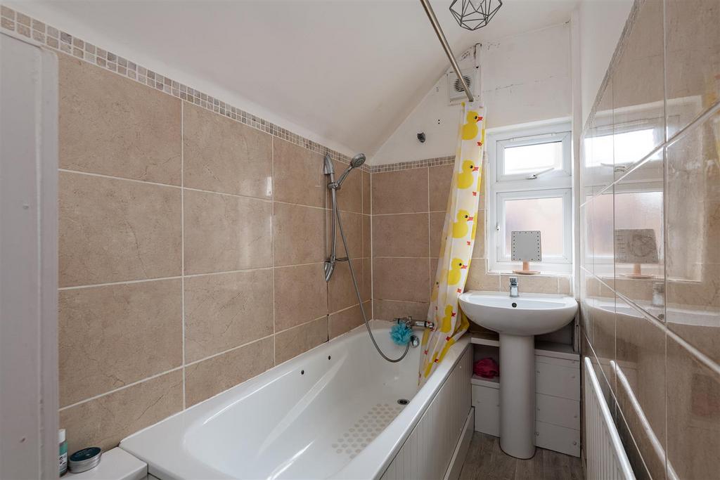 29 St Davids Crescent bathroom2.jpg