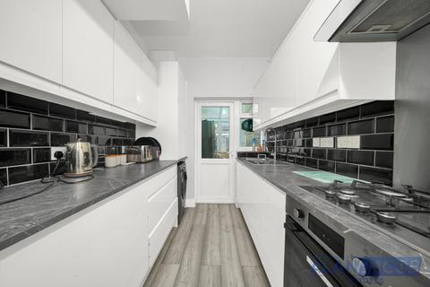 3 bedroom end of terrace house for sale, Burnham Road, Romford RM7