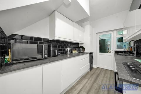 3 bedroom end of terrace house for sale, Burnham Road, Romford RM7