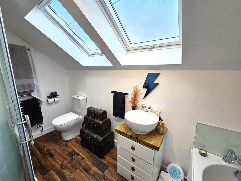 Bathroom (2).jpg
