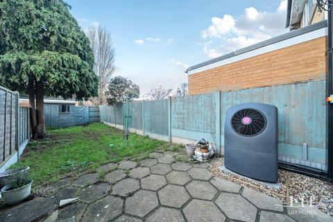 4 bedroom terraced house for sale, Willow Street, Romford