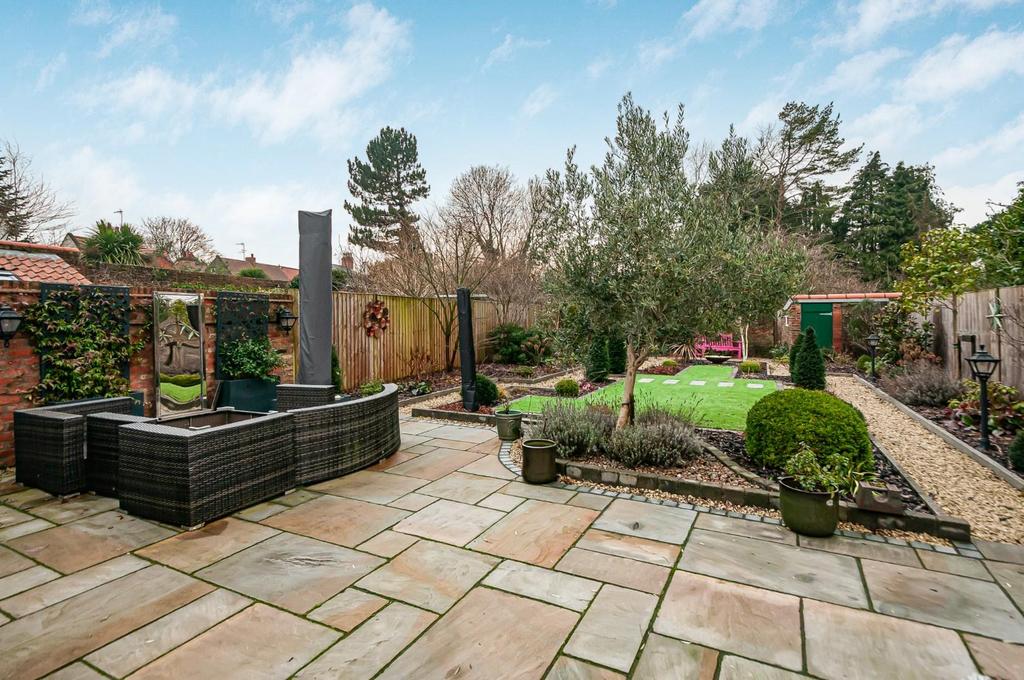 External Garden alt