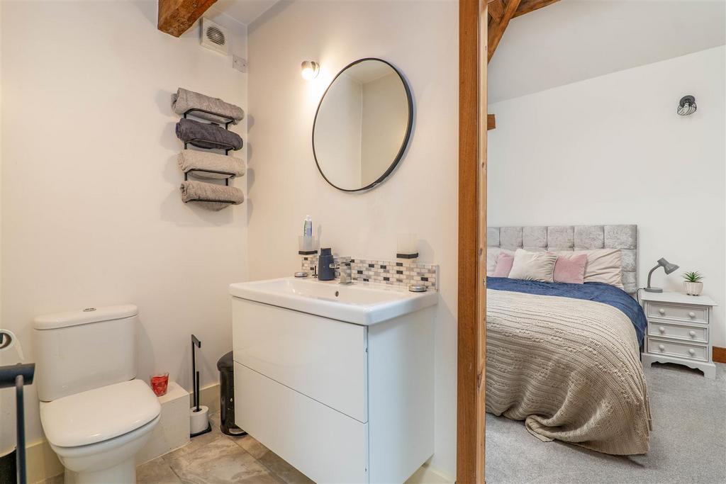 Jack &amp; Jill Ensuite