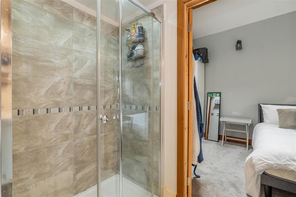 Jack &amp; Jill Ensuite