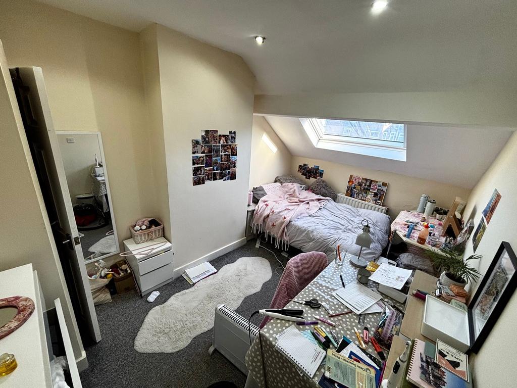 Bright, cosy attic double bedroom with a skylig...