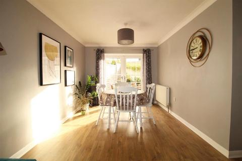 2 bedroom terraced house to rent, Pound Street, Carshalton