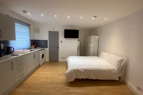 Studio to rent, Gants Hill, Ilford IG2