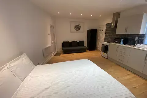 Studio to rent, Gants Hill, Ilford IG2