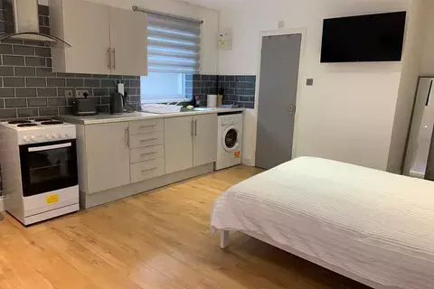Studio to rent, Gants Hill, Ilford IG2