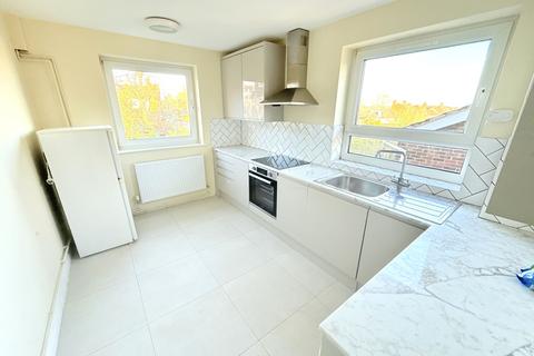 2 bedroom flat to rent, Lyonsdown Road, Barnet EN5