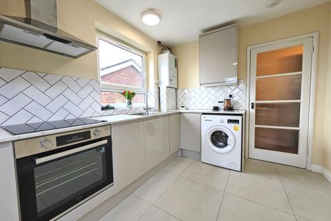 2 bedroom flat to rent, Lyonsdown Road, Barnet EN5