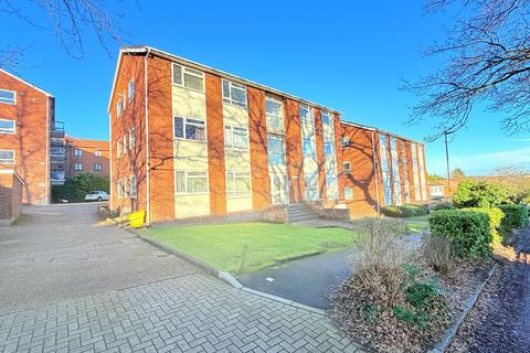 2 bedroom flat to rent, Lyonsdown Road, Barnet EN5