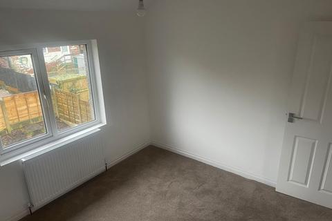 3 bedroom semi-detached house to rent, Melville Road, Kearsley BL4