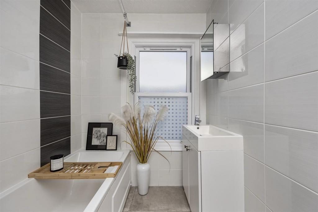 South Farm Road 88, Top Floor Flat-010.jpg