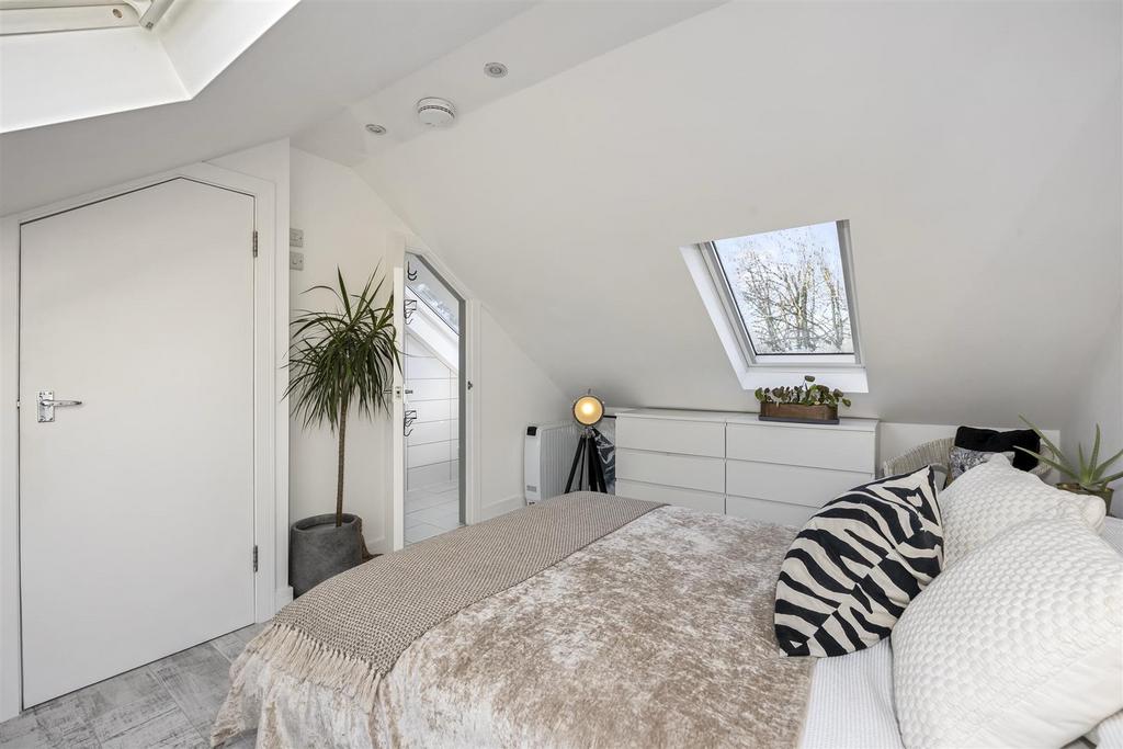 South Farm Road 88, Top Floor Flat-002.jpg