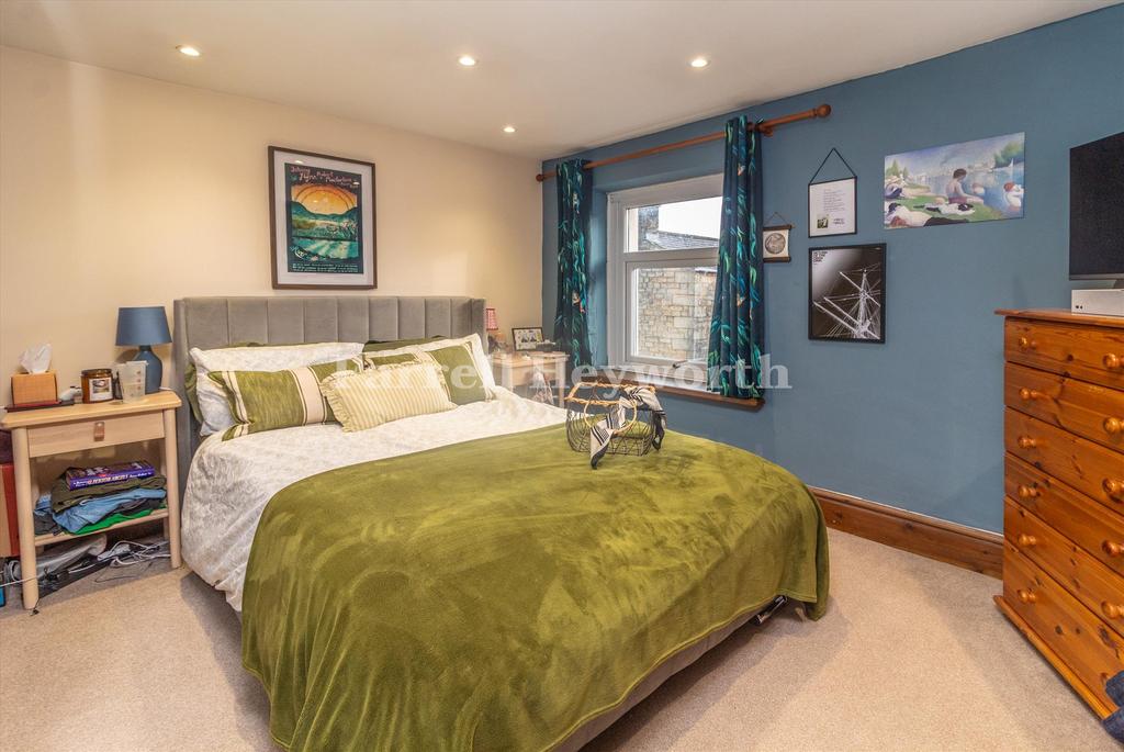 Bedroom 1 image 3