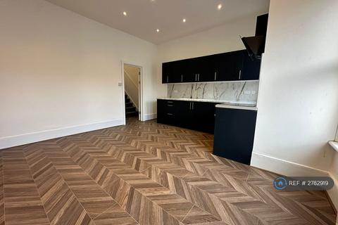 3 bedroom flat to rent, Helix Road, London, SW2