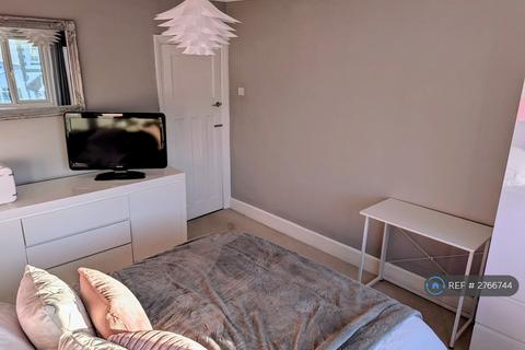 1 bedroom in a house share to rent, Clonmel Road, London, TW11