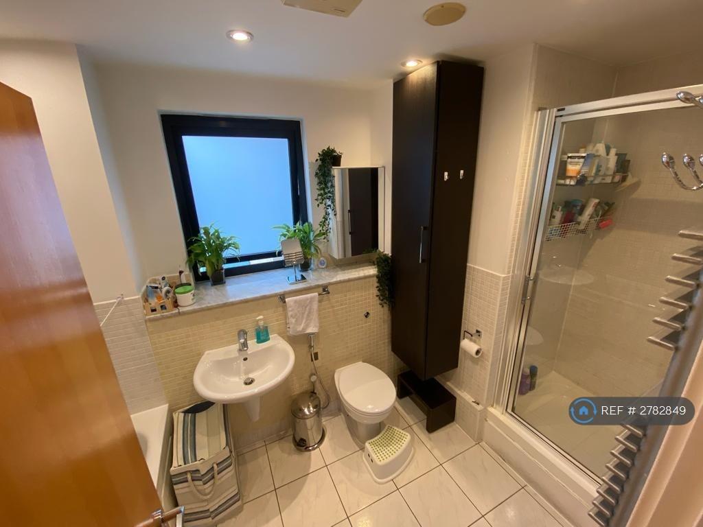 Ensuite Bath & Shower