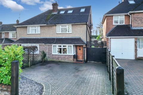 Redhatch Drive, Earley