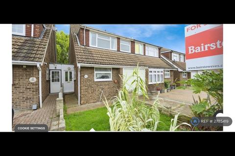 3 bedroom semi-detached house to rent, Birch Close, Romford, RM7