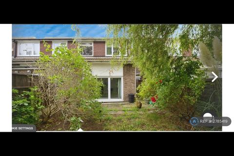 3 bedroom semi-detached house to rent, Birch Close, Romford, RM7