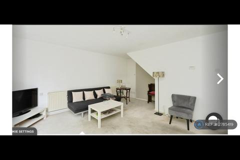 3 bedroom semi-detached house to rent, Birch Close, Romford, RM7