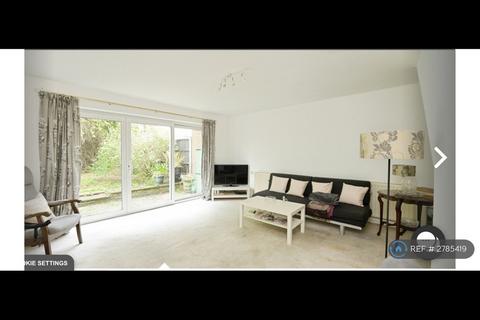 3 bedroom semi-detached house to rent, Birch Close, Romford, RM7