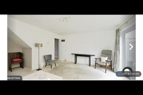 3 bedroom semi-detached house to rent, Birch Close, Romford, RM7