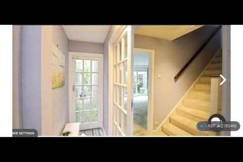 3 bedroom semi-detached house to rent, Birch Close, Romford, RM7