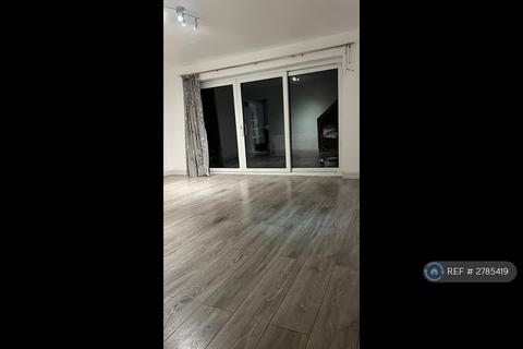 3 bedroom semi-detached house to rent, Birch Close, Romford, RM7